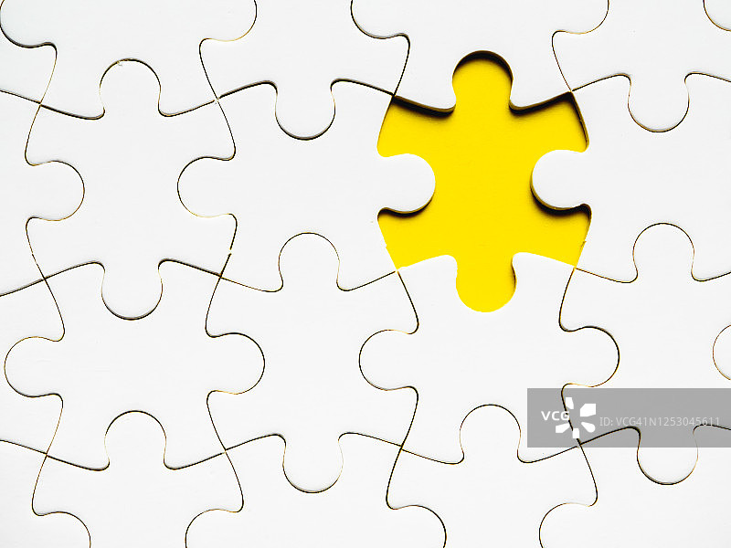 缺一块的白色拼图，黄色背景图片素材