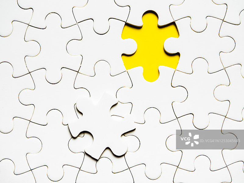 缺一块的白色拼图，黄色背景图片素材