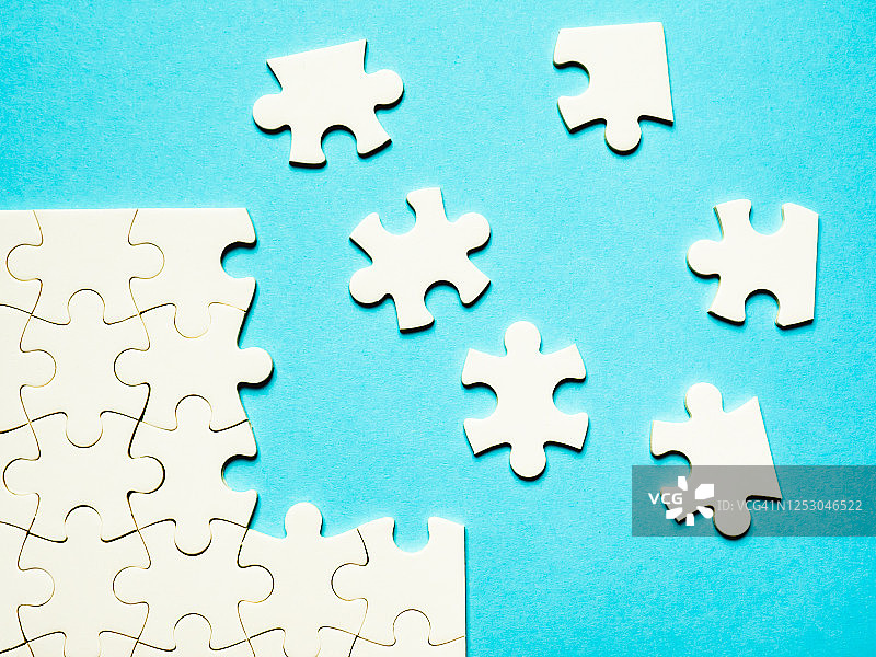 蓝色背景上的白色拼图块图片素材