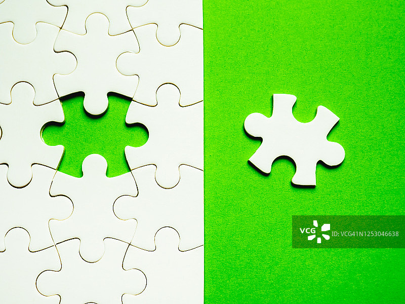 白色拼图块，缺失一块，绿色背景图片素材