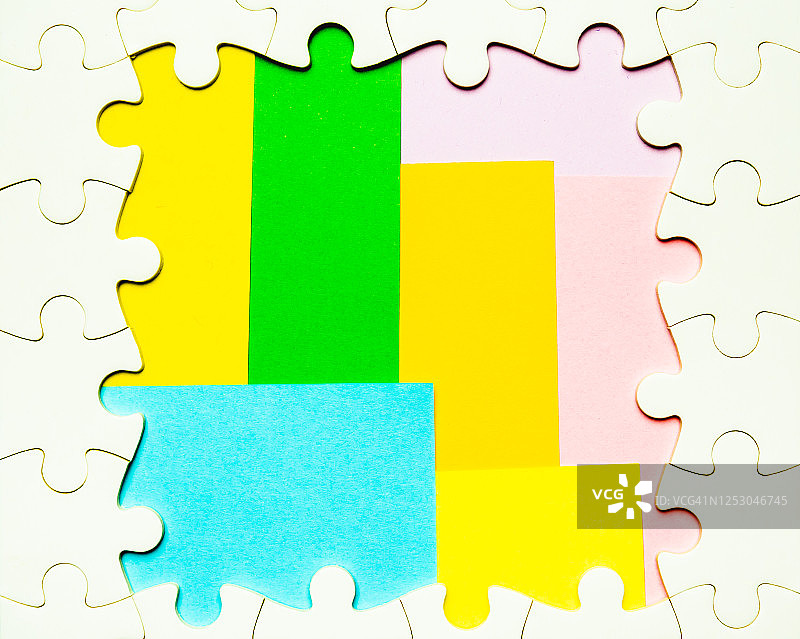 柔和彩色方块背景上的白色拼图碎片图片素材