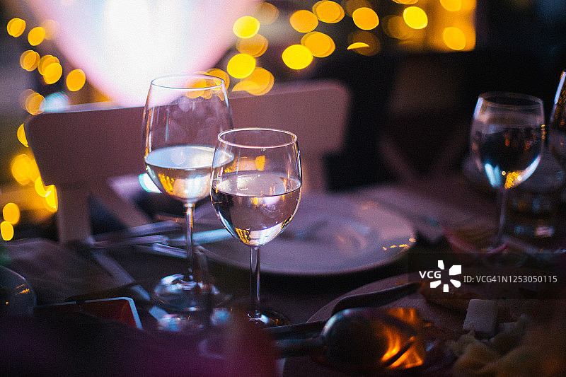 婚礼餐桌上的饮水杯图片素材