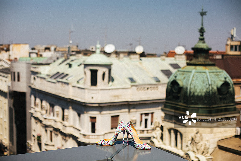 屋顶上的彩色高跟鞋图片素材