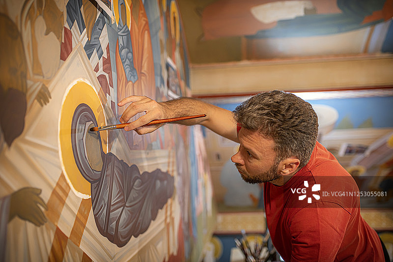 在教堂里绘画的男艺术家图片素材