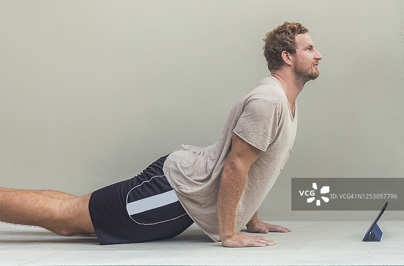 上犬式缓解背痛图片素材