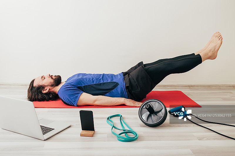 男子在家锻炼图片素材