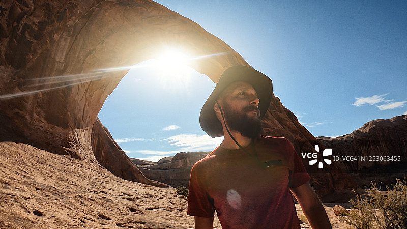 男子在美国西南部科罗娜拱门下自拍图片素材