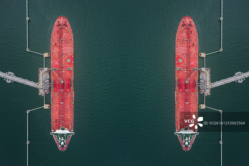 油轮在装货码头装卸原油航拍俯视图图片素材