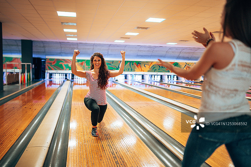 打保龄球的获胜女性图片素材