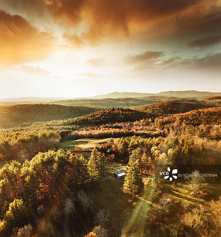 佛蒙特州的秋季小屋图片素材