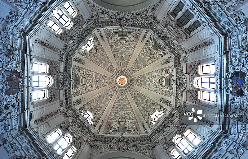 意大利皮埃蒙特切拉斯科“Madonna del Popolo”圣殿的八角形穹顶图片素材