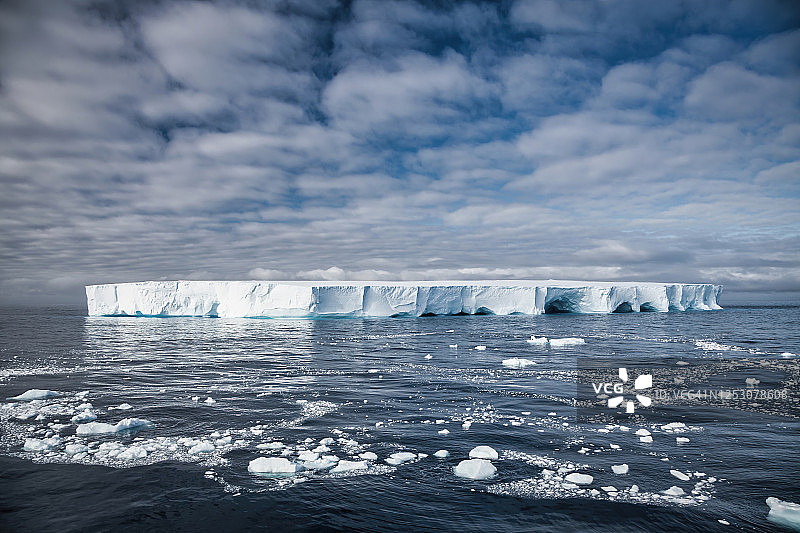 漂浮在南极海上的南极洲板状冰山图片素材