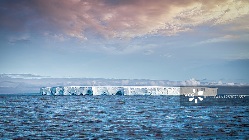 南极洲日落黄昏时分的巨大冰山全景图片素材
