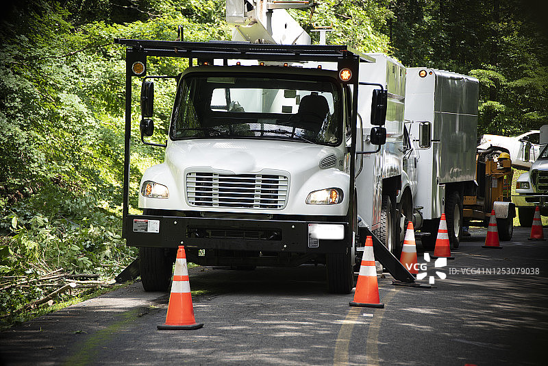 电力抢修车正在维修电线图片素材