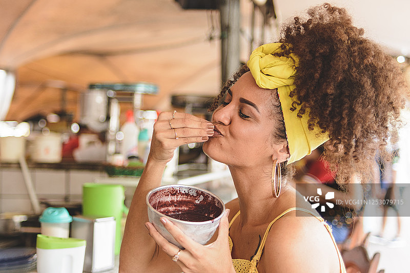 在贝伦拿着一碗巴西莓的女人图片素材
