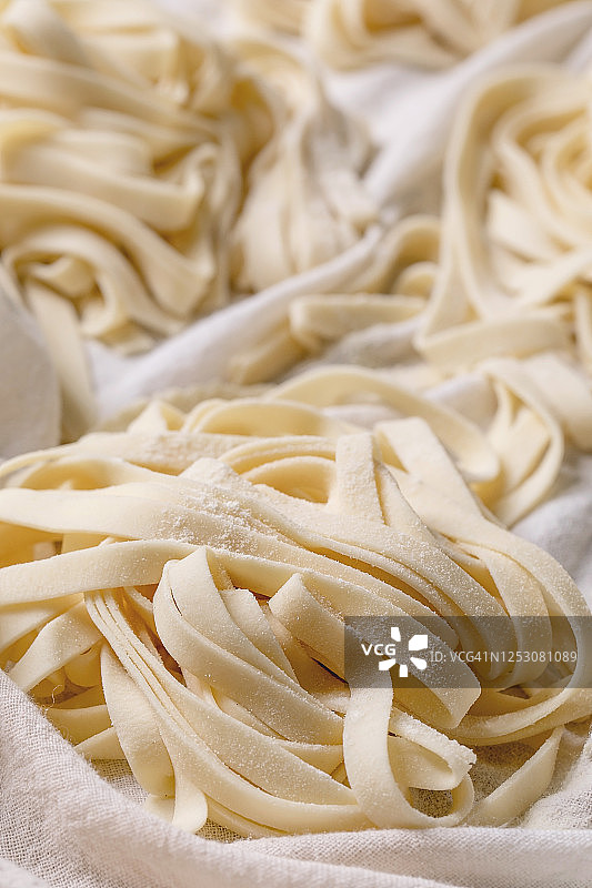 生的未煮过的意大利面图片素材