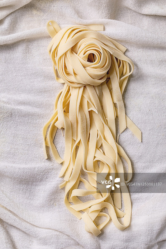 生的未煮过的意大利面图片素材