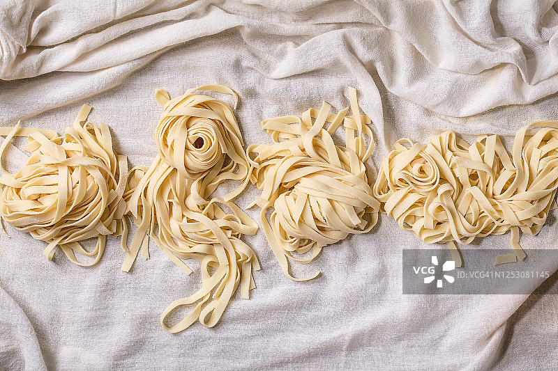 生的未煮过的意大利面图片素材