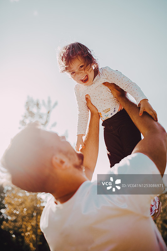 父亲在公园里抱着女儿图片素材