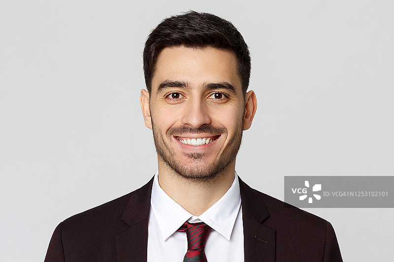 微笑的商务男士在灰色背景下的特写图片素材