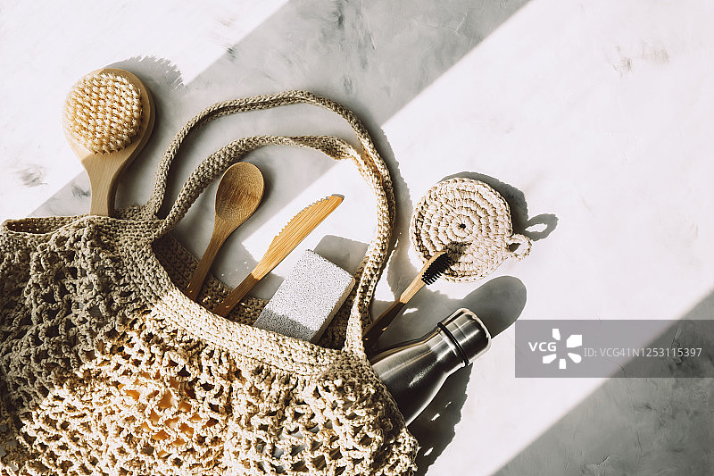 装有木制厨具的柳条包图片素材