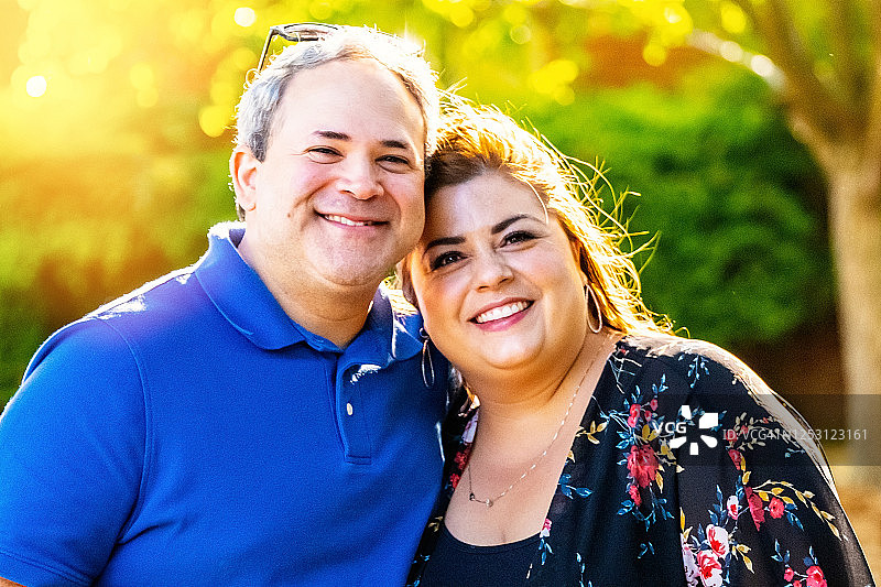 疫情期间在户外摆姿势的微笑多民族夫妇图片素材