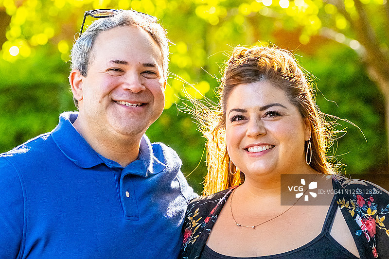 疫情期间在户外摆姿势的微笑多民族夫妇图片素材