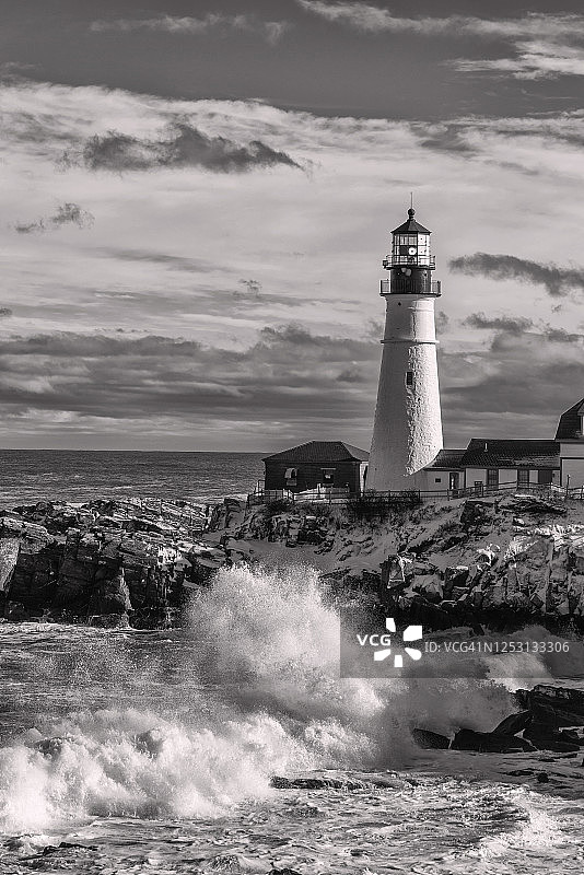 波特兰灯塔的涌浪（竖版）图片素材