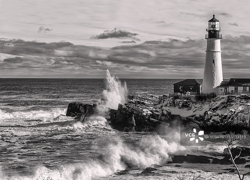 波特兰岬灯塔的巨浪（横版）图片素材