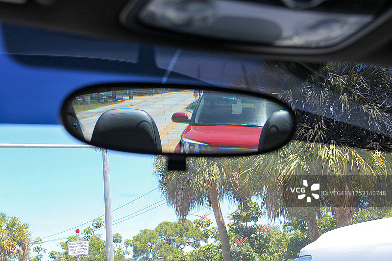 后视镜中反射的交通图片素材