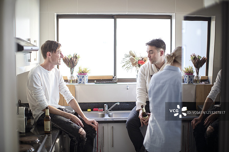 三个朋友在厨房一起做健康餐图片素材