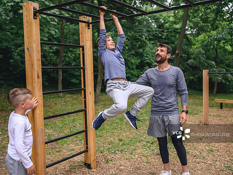 活跃的家庭在户外健身房的时光图片素材
