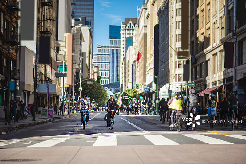在市中心无车区骑行的中年男性自行车手图片素材