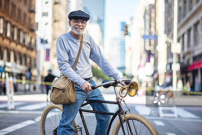 城市街道上放松的年长男性骑行者户外肖像图片素材