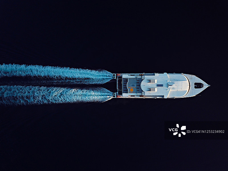 行驶中的双体船客轮的空中俯瞰图图片素材