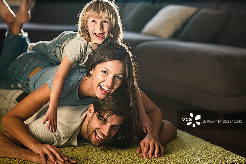 快乐的家庭在家中玩人体金字塔图片素材