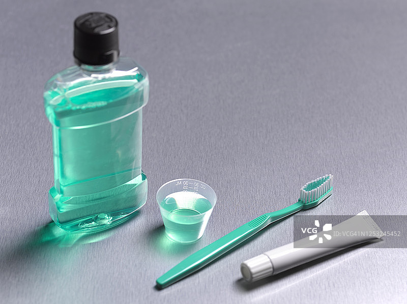 准备使用的漱口水、牙刷和牙膏图片素材