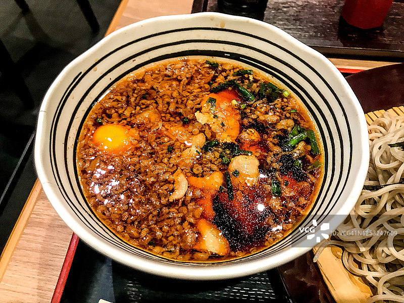 荞麦面用炸鸡蘸酱图片素材