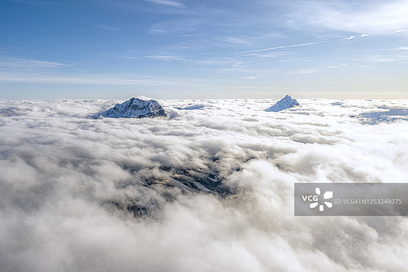意大利多洛米蒂山索拉皮斯和安特劳山脉上空的云彩图片素材