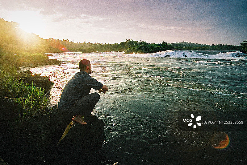 年轻男人凝视尼罗河源头图片素材