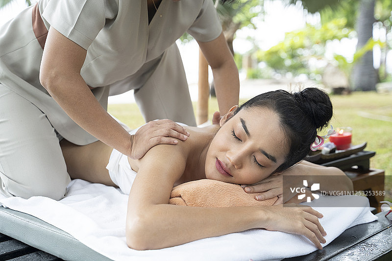 正在按摩的泰国女人图片素材