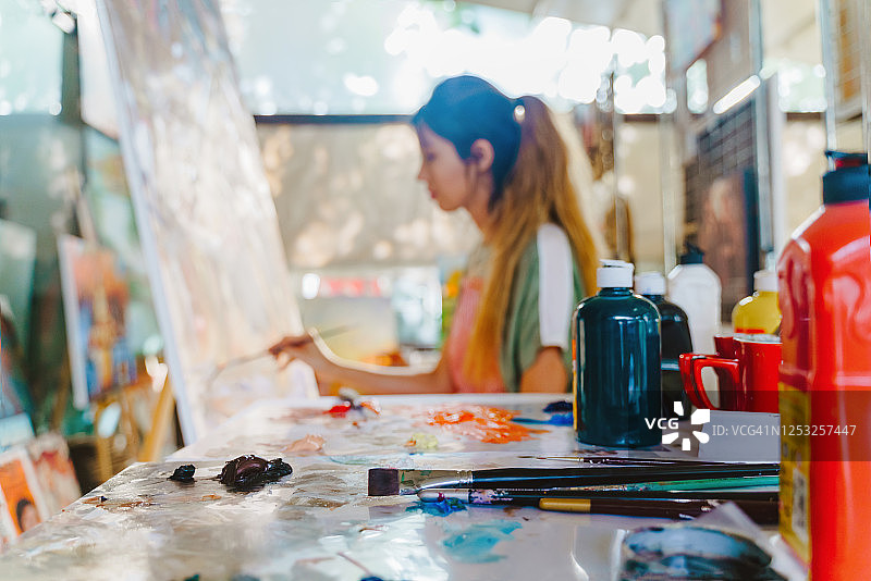 用画笔创作抽象油画的女艺术家图片素材