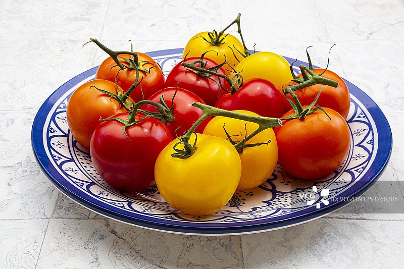 红色、橙色和黄色番茄餐盘图片素材
