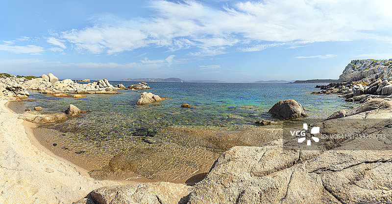 撒丁岛翡翠色清澈海湾风光（意大利萨萨里）图片素材
