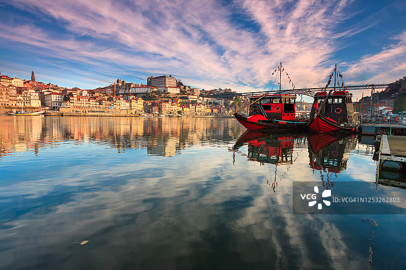 波尔图：杜罗河上的传统船只和美丽的桥梁图片素材