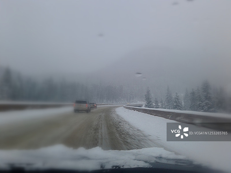 冬季在韦尔山口行驶图片素材