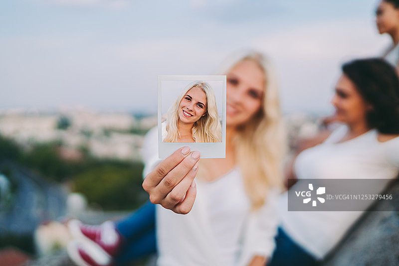 朋友们徒步旅行图片素材