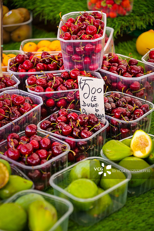 夏季水果杏子、樱桃和无花果图片素材