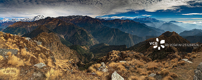 昌德拉希拉峰顶的日出，靠近通格纳特湿婆神庙，乔普塔，通格纳特昌德拉希拉徒步，喜马拉雅山峰的全景，如凯达尔纳特，梅鲁，苏美鲁，格内什·帕瓦特，乔坎巴，班达尔蓬奇，尼尔坎塔，提尔苏里，南达德维图片素材