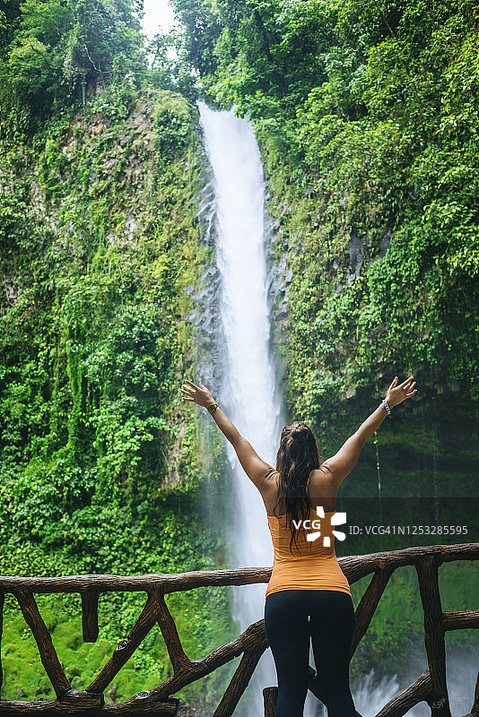 在哥斯达黎加拉福图纳瀑布旁的女人图片素材